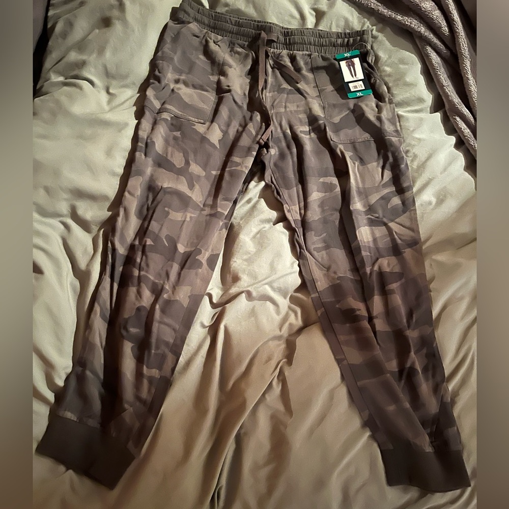 SPLENDID - Women’s Camouflage Joggers Size XL - NEW WITH TAGS !!